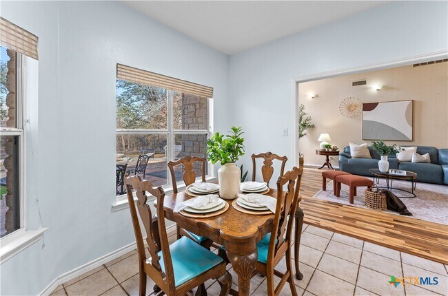 Building Photo - 1060 Great Oaks Dr