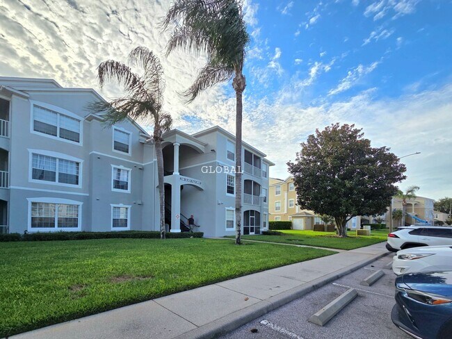 Building Photo - Spacious 3-bed, 2-bath Condo with Amenitie...