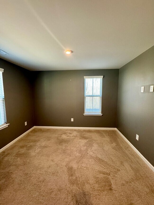 Building Photo - 3BR/2.5BA End Unit Townhome