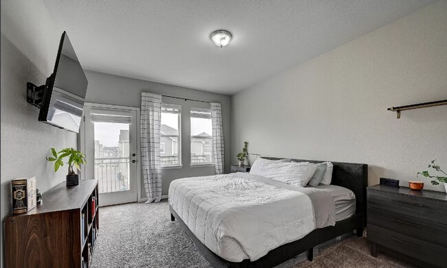 Building Photo - Charming town-home style condo Coming June 2026!