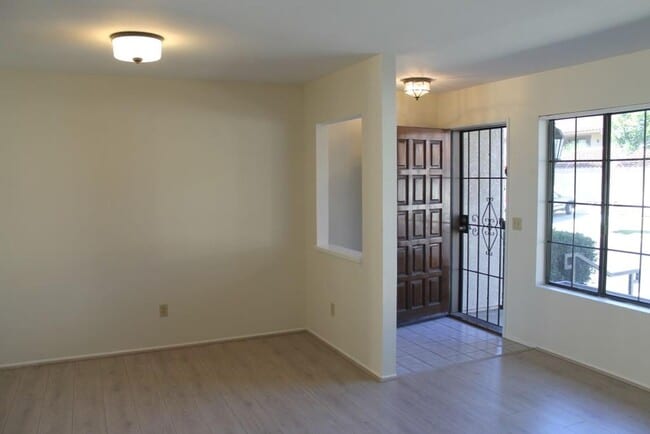 Building Photo - 3Bed/2.5Bath Townhome off Poinsettia!~ Briarwood