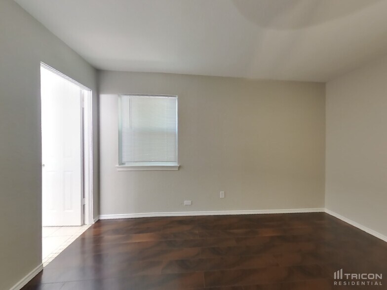Building Photo - 930 Liberty Dr