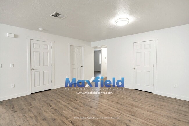 Building Photo - Pet Friendly Main Floor 3BD 2BA 2GA Unit Near Costco and High School