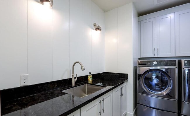 Building Photo - 948 W Yosemite Dr