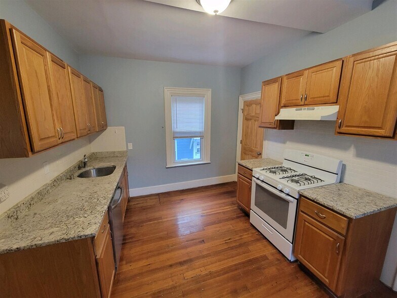 Primary Photo - 89 Cedar St