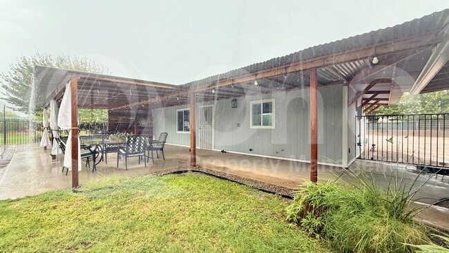 Building Photo - 4518 W Crivello Ave