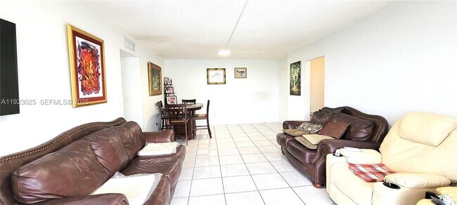 Building Photo - 9310 Fontainebleau Blvd