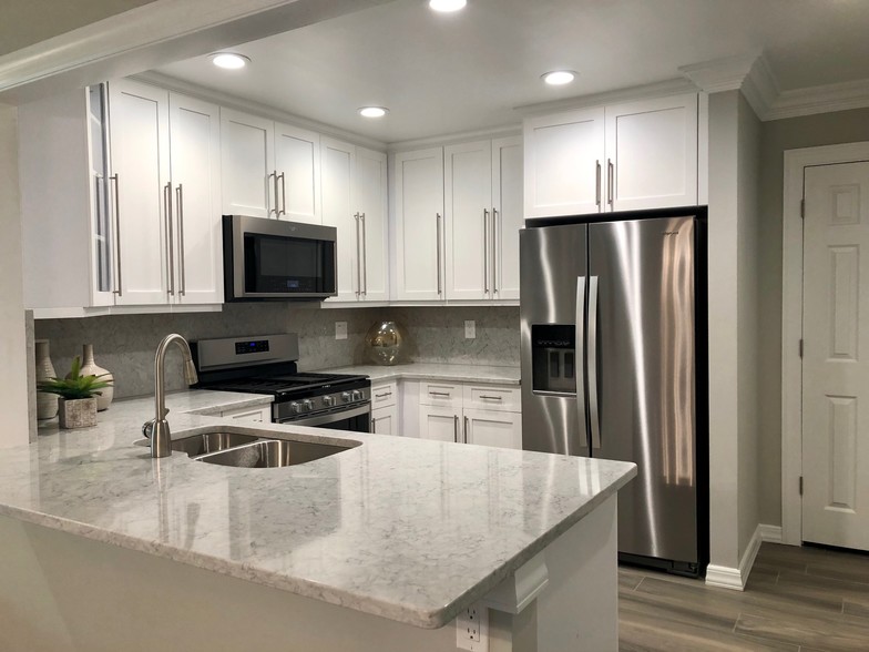 Quartz Countertop/Backsplash/Shaker Cabinets/Stainless Steel - Fairfield Jericho Townhomes