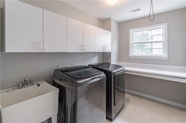 Building Photo - 230 Albrighton Ct