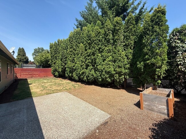 Building Photo - Three Bedroom Home in South Salem