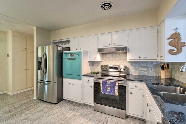 Building Photo - 1017 Pineland Ave