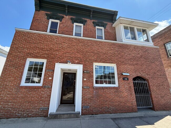 Building Photo - 148 N Sycamore St