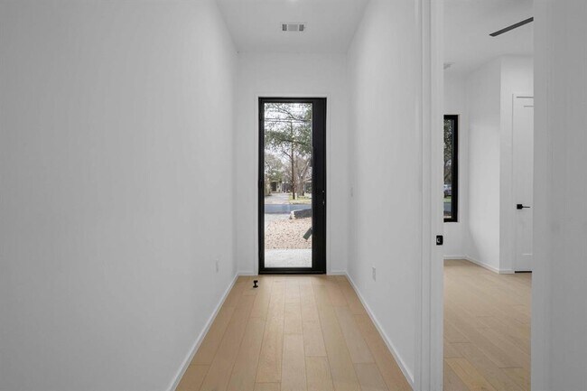 Building Photo - 1704 Kinney Ave