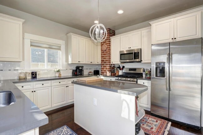 Building Photo - Beautifully Renovated 5 Bedroom Midtown Home