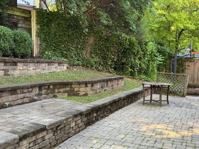 Building Photo - Stunning Home, Great Location, and More!