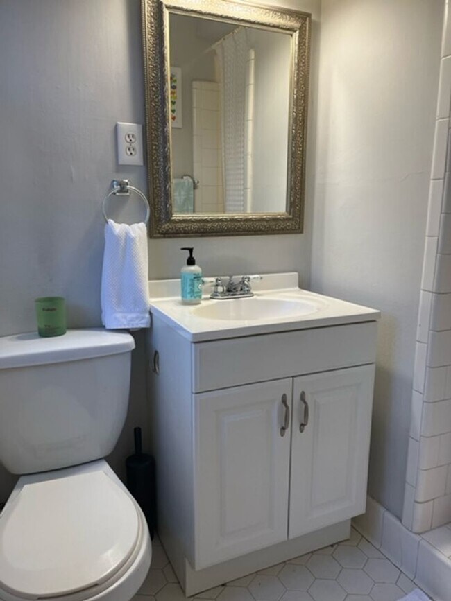 Building Photo - Lovely Three Bedroom Duplex in Myers Park!