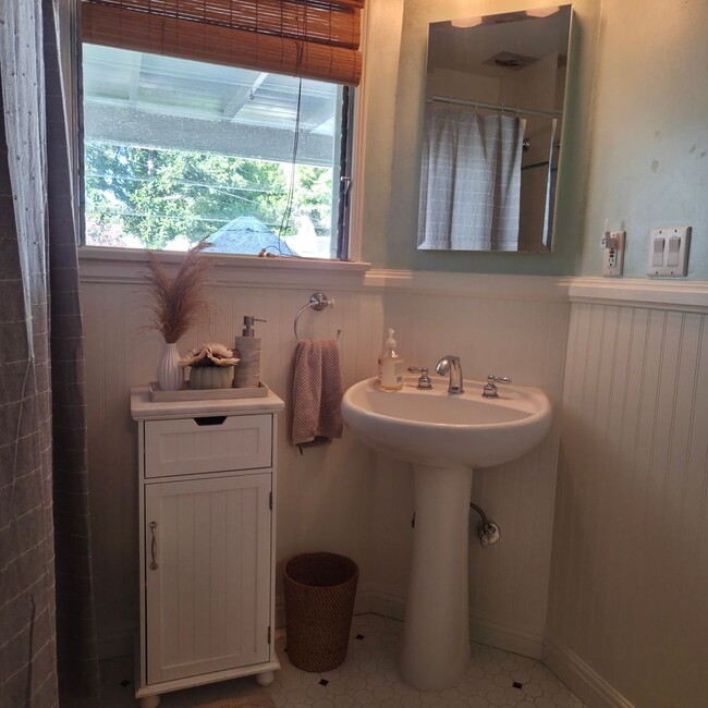 Building Photo - 1121 N Cambridge Ave