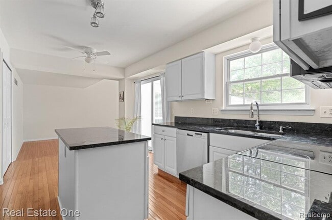 Building Photo - 3262 Woe-Be-Tide Ct