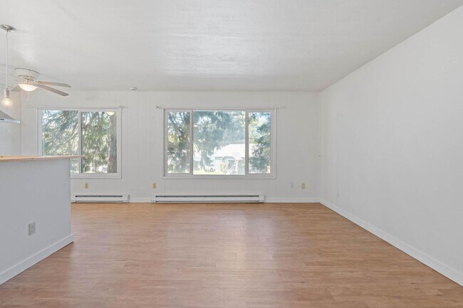 Building Photo - $500 off! Updated, upstairs 2-bdrm/1-bath triplex apt—On-site w/d, off-street parking, near downt...