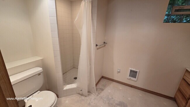 Building Photo - Spacious 3 Bed Duplex with Office + Bonus ...