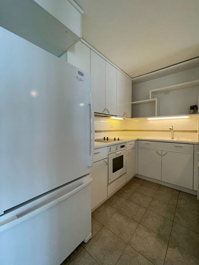 Building Photo - 1603