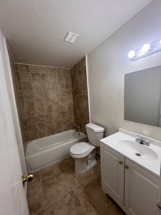 Building Photo - 6905 E Golf Links Cir