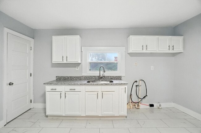 Building Photo - Newly Renovated, Large Home in Dayton!!