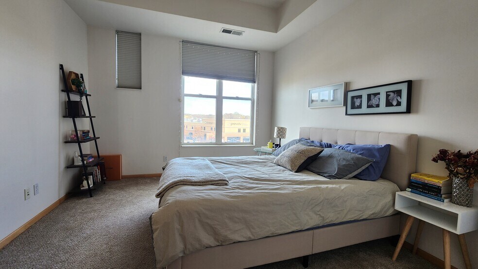 Building Photo - 2650 University Ave W