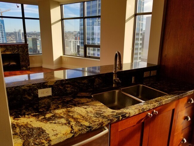 Building Photo - Electra! Spectacular Water and City views ...