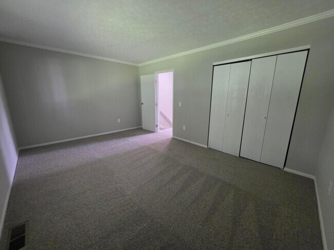 Building Photo - 942 S Spring Rd