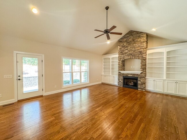 Building Photo - Gorgeous 4 Bed 2.5 Bath Home in Pinehurst