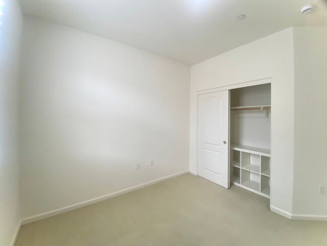 Building Photo - Elegant 3-Bedroom Residence in Private Gat...