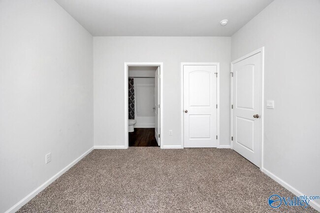 Building Photo - 157 High Leaf Dr