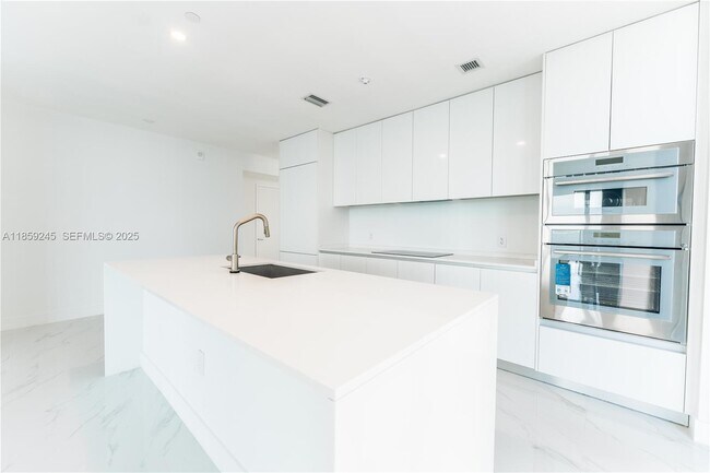 Building Photo - 700 NE 24th St