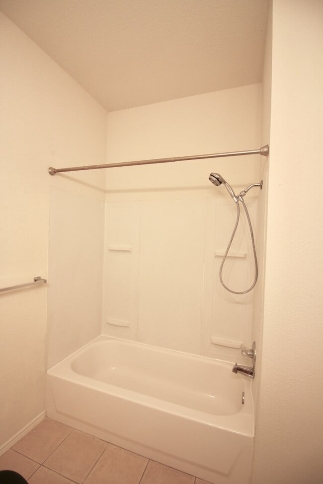 Building Photo - FOR LEASE! Nice 3 BR - 2 BA - 1,062 sf dup...