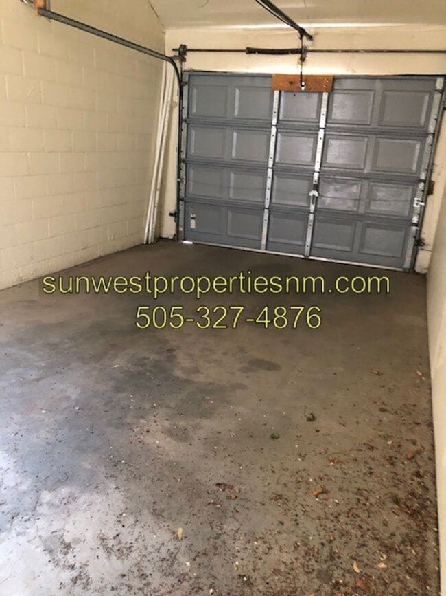 Building Photo - 2 Bedroom, 1.5 Bathroom with Garage