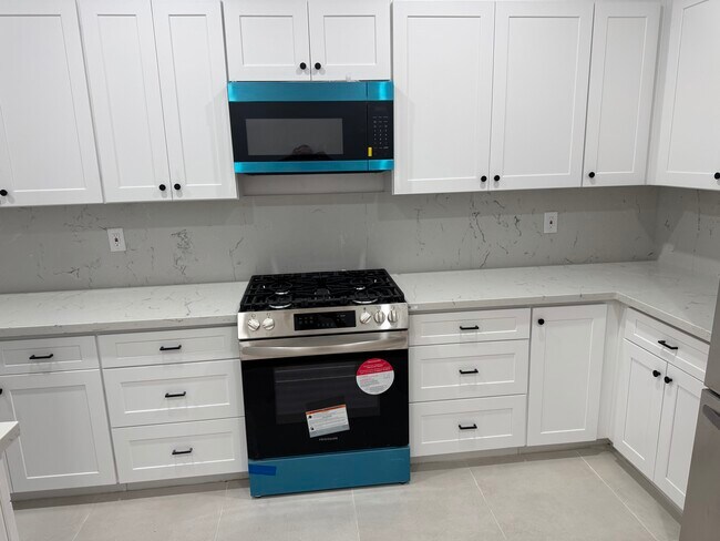 Building Photo - 1260 N Flores St