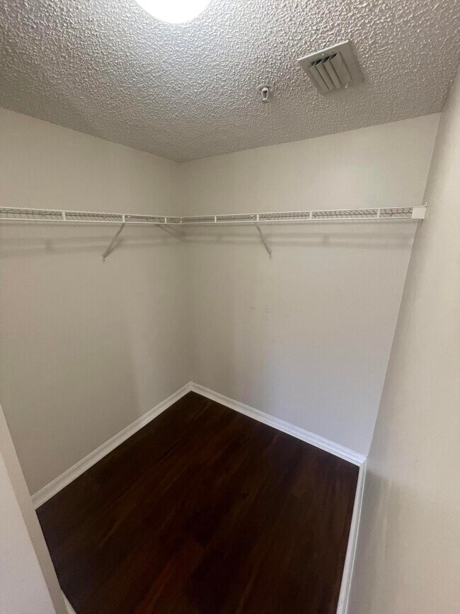 Building Photo - 400 Crestwood Ct N
