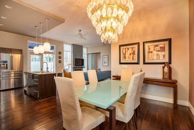 Building Photo - Modern Townhome Living in the Heart of Dow...