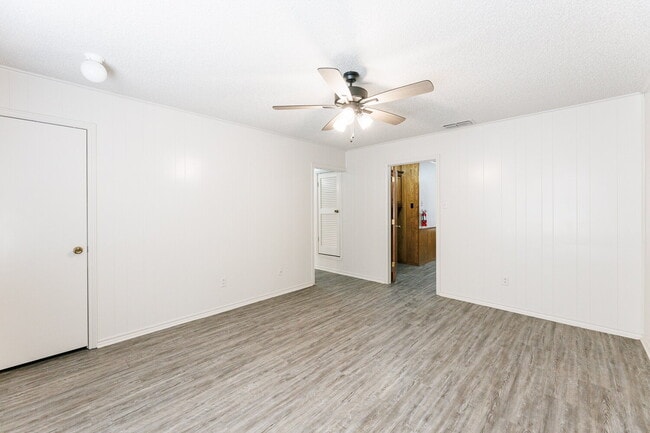 Building Photo - Freshly Updated - 2/1 Apartment with easy access to the Loop