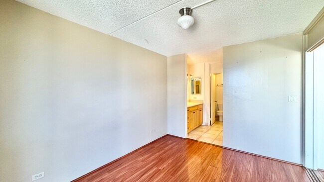 Building Photo - CONVENIENTY LOCATED AND SPACIOUS 2BD/2BA C...