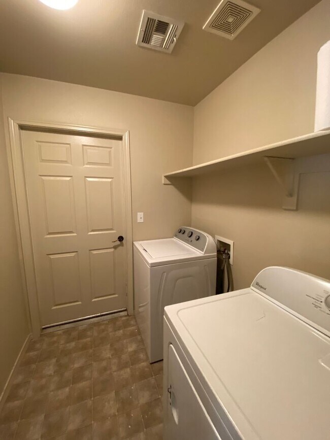 Building Photo - spacious 4 bedroom home in legends west
