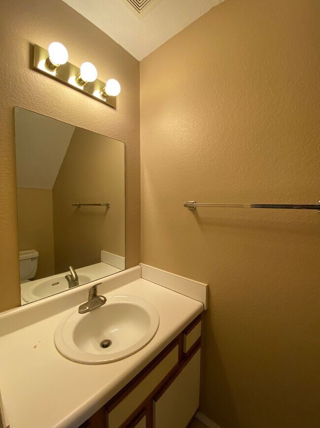 Building Photo - 2 Bed For Rent Fayetteville - Walking dist...