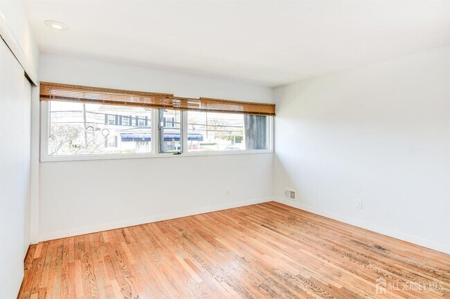 Building Photo - 167 N Main St