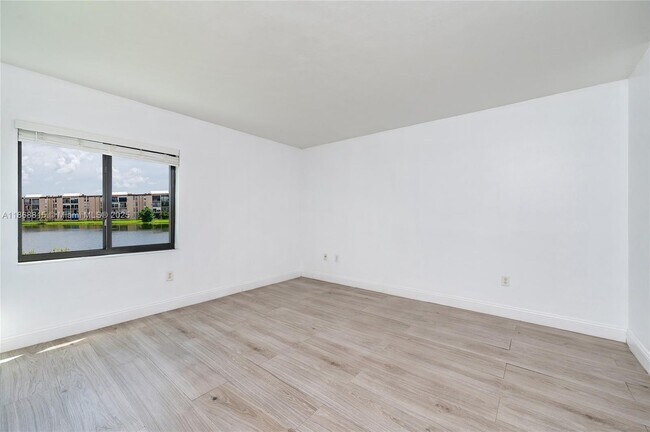 Building Photo - 8875b Fontainebleau Blvd