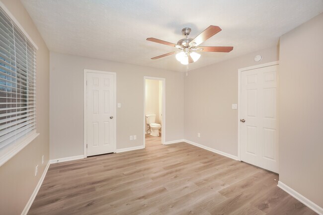 Building Photo - 711 Shady Creek Dr