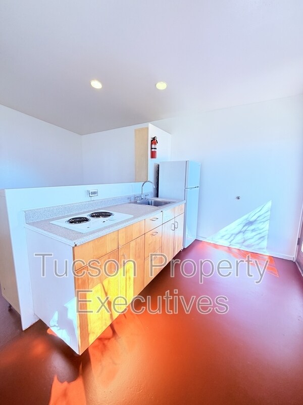 Building Photo - 443 E Delano St