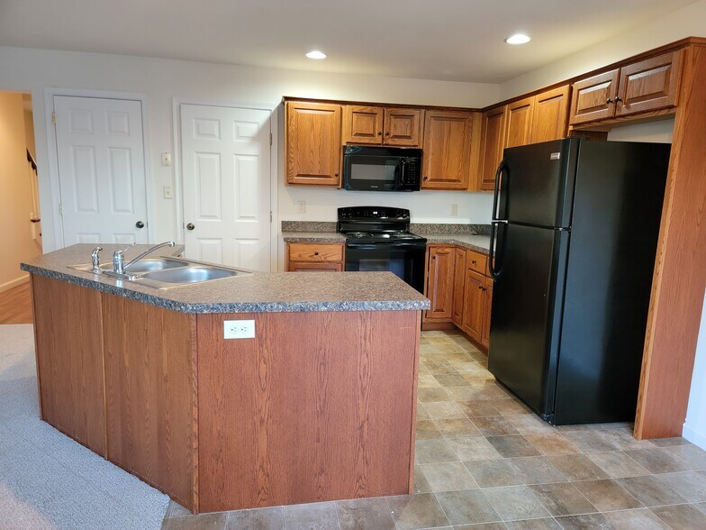 Building Photo - 302 Mount Olive Ln