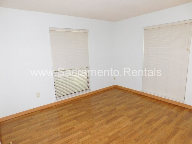 Building Photo - 550 Del Verde Cir