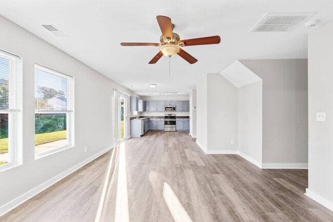 Building Photo - Spacious Northlake Home Offering Style, Co...
